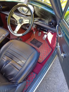 ナルディレザーステアリング　レッドカーペットがいい雰囲気